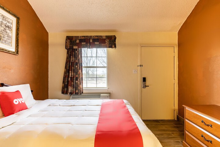 1 Queen Bed (8 of 12)