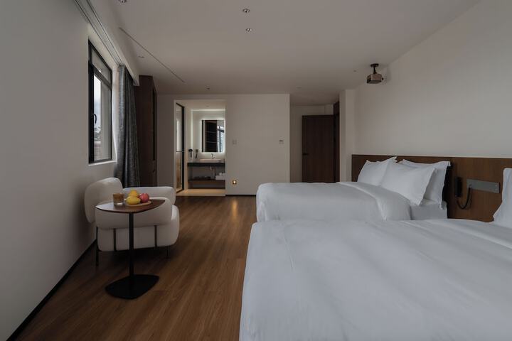 Room 47 of 86