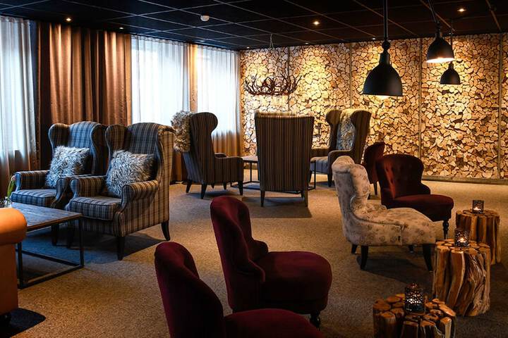 Lounge 49 of 62