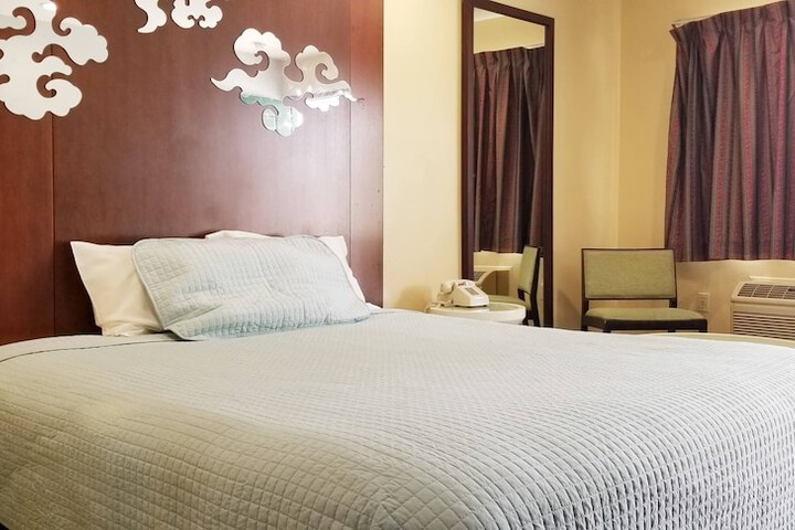 1 King Bed (2 of 6)