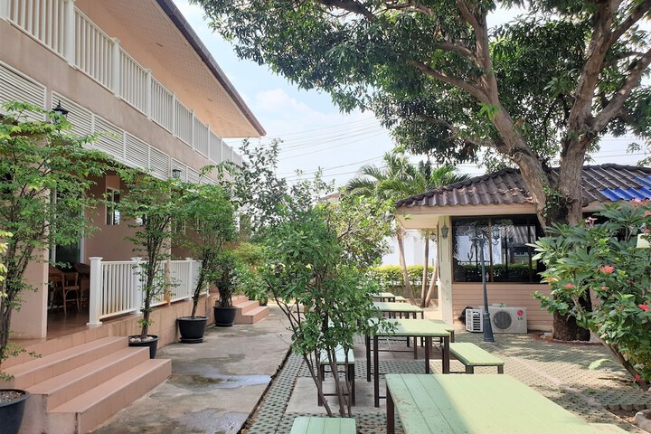 Hotel Exterior 33 of 38