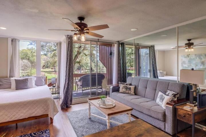 Lakeside Villa - Quite Location walk to the Country Club