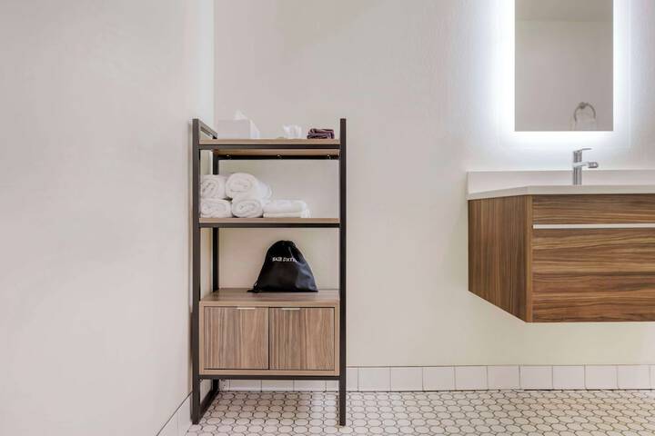1 King Bed Workspace (2 of 5)