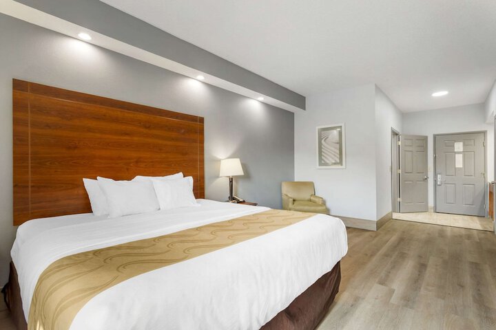 1 King Bed (13 of 16)