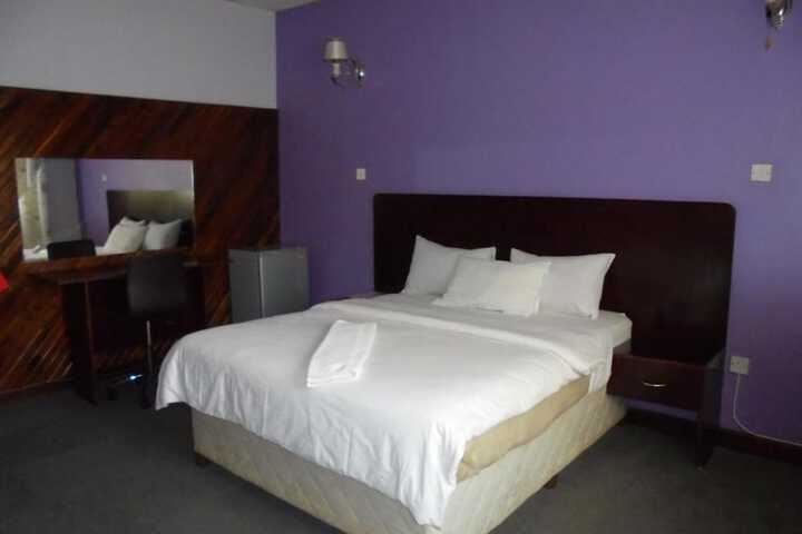 Room 4 of 16