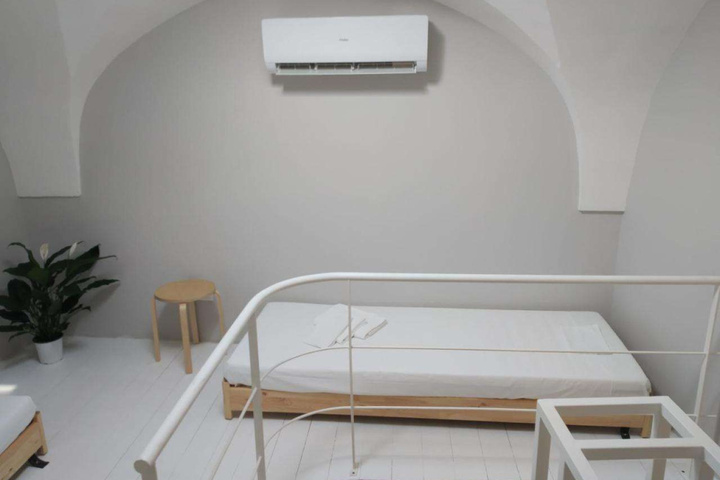 Room 10 of 14