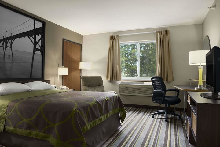 1 Queen Bed (4 of 17)