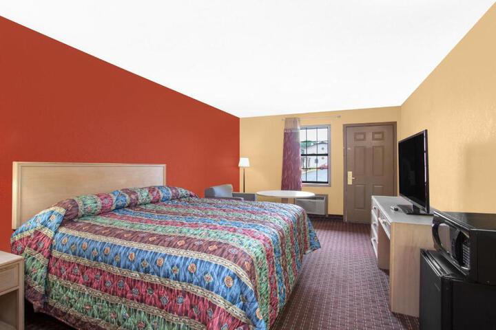 1 King Bed (3 of 4)