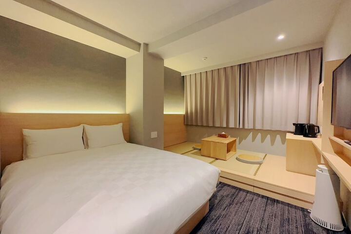 Room 12 of 28
