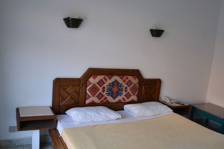 Room 10 of 33
