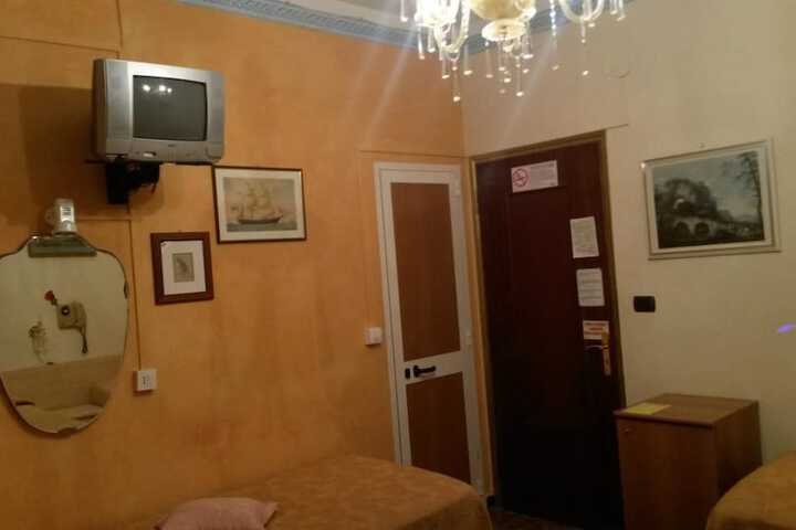 Room 8 of 10