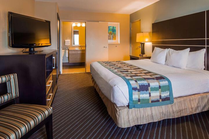 1 King Bed Microwave and Refrigerator Flat Screen Television High Speed Internet Accessible (4 of 15)