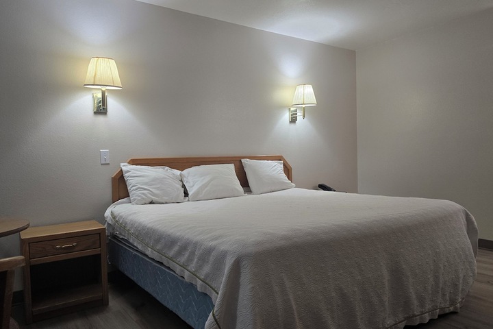 Room 6 of 33