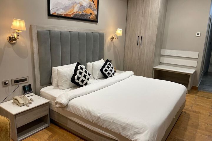 Room 2 of 25