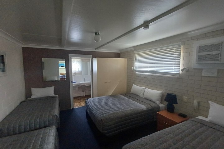 Room 4 of 8