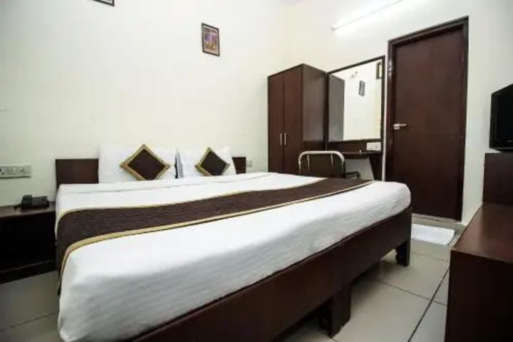 Room 6 of 9