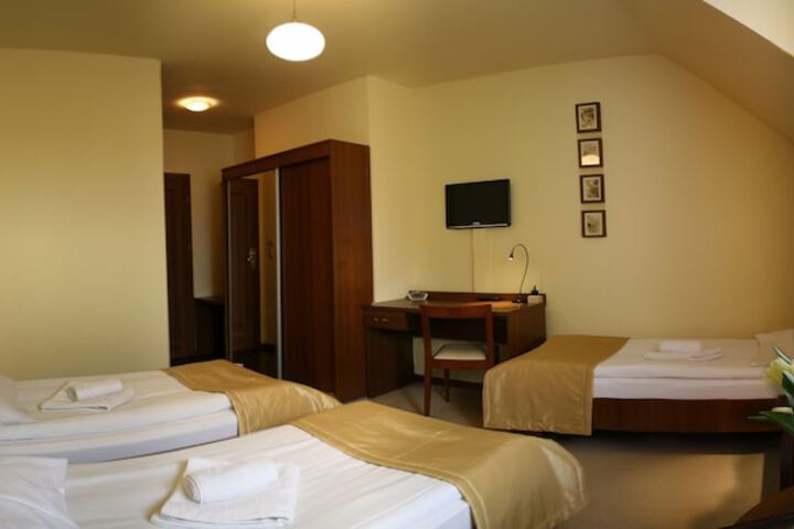 Room 6 of 25