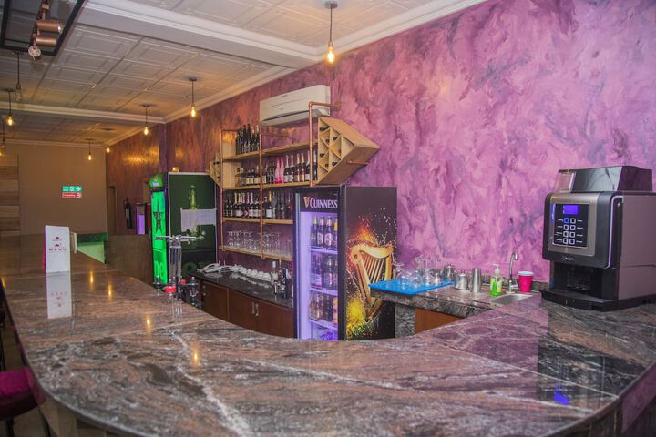 Lounge 13 of 27