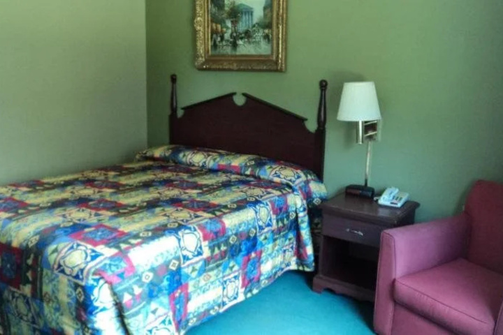 Room 4 of 12