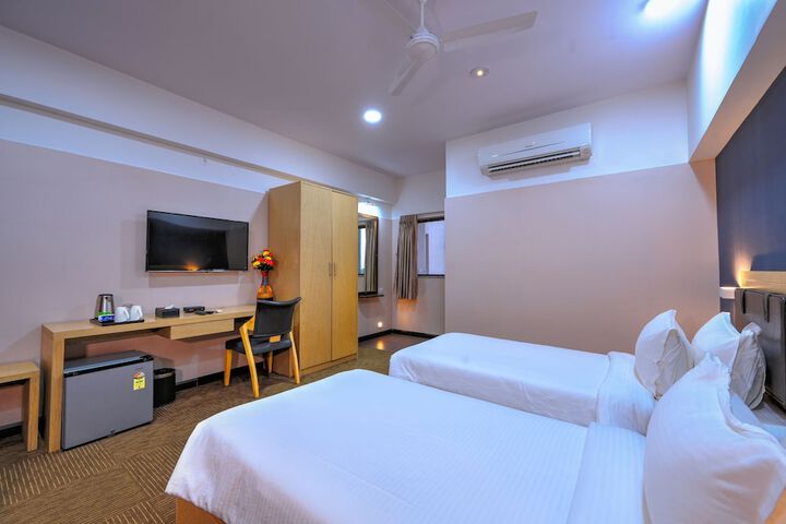Room 9 of 33