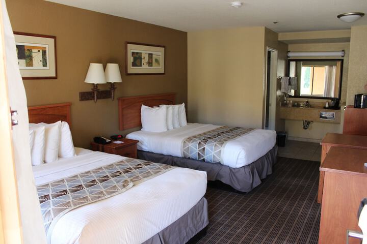 1 Queen Bed (5 of 15)