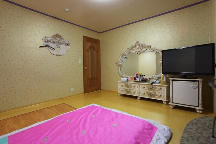 Room 27 of 79
