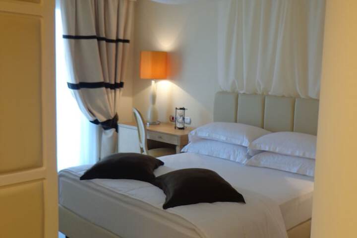 Room 4 of 37