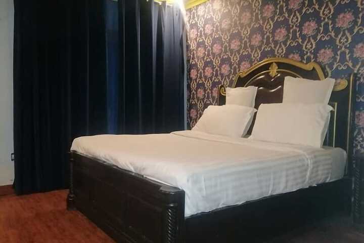 Room 10 of 16