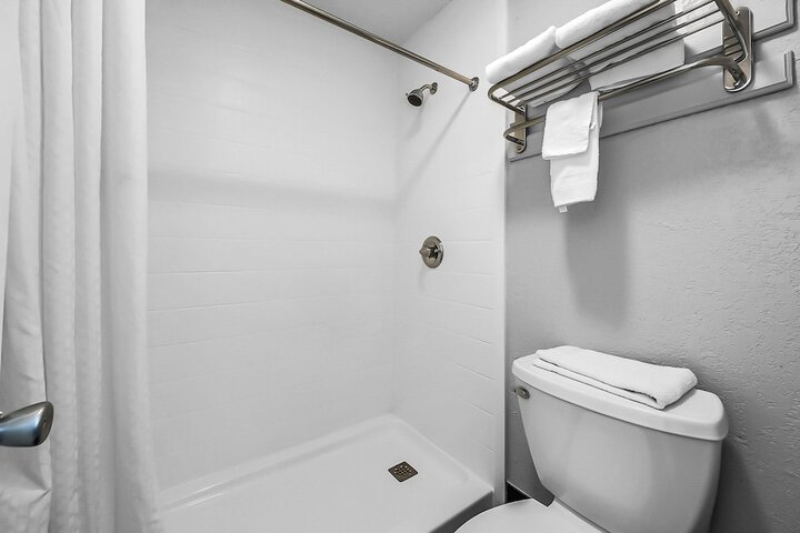 1 King Bed Microwave and Refrigerator WiFi Continental Breakfast (16 of 17)