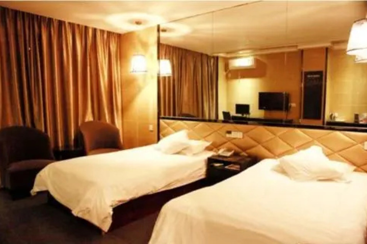 Room 7 of 9
