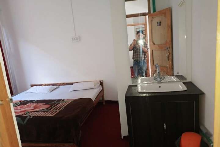 Room 5 of 17