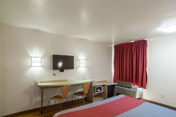 Deluxe Room 1 King Bed Accessible (4 of 14)