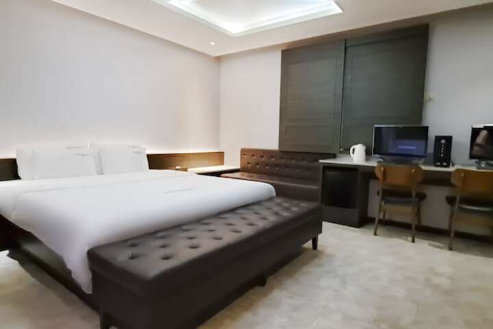 Room 3 of 89