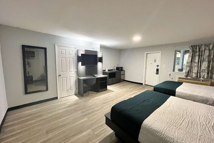 1 Queen Bed Micfridge (8 of 12)
