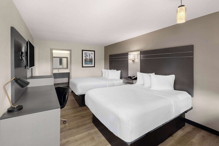 2 Queen Beds (16 of 22)