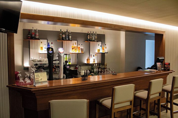 Lounge 84 of 104