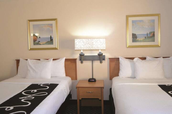 2 Double Beds (9 of 11)