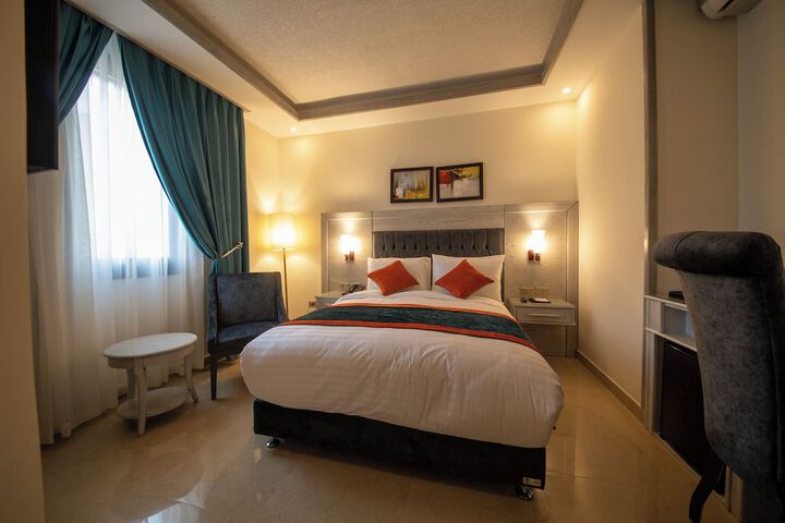 Room 16 of 38