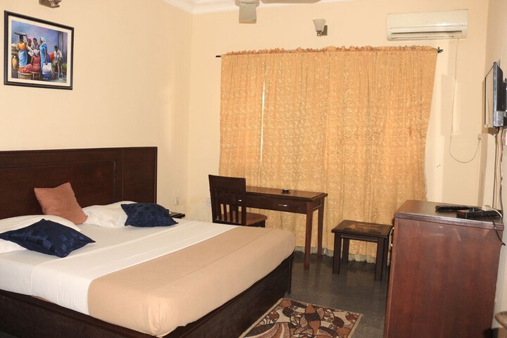 Room 9 of 16