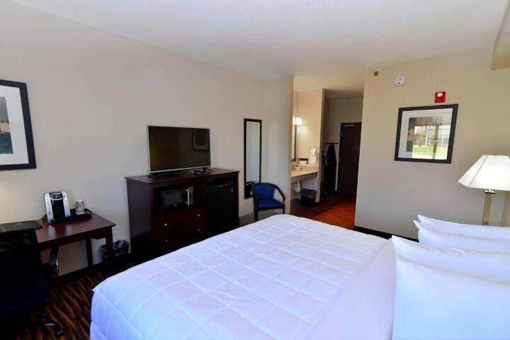 Guest Room King Bed (15 of 16)