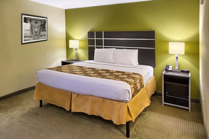 Accessible 1 Queen Bed (2 of 14)