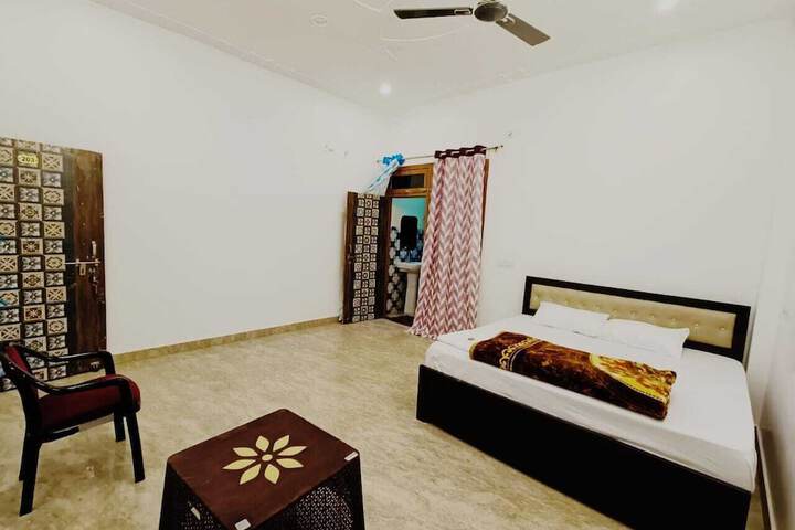 Room 4 of 8