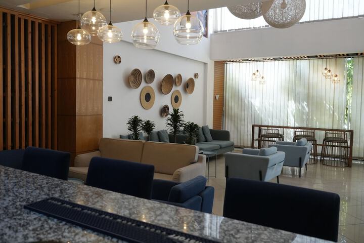 Lounge 136 of 173