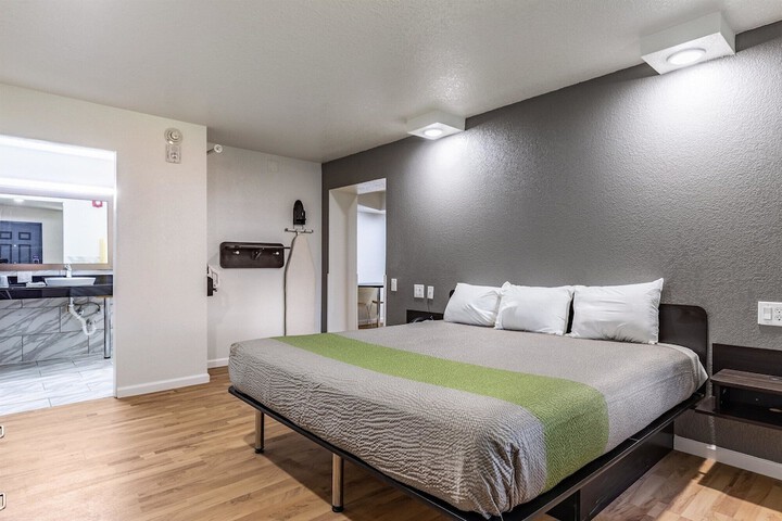 Room 16 of 33