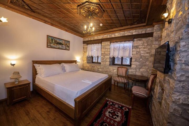 Room 6 of 25