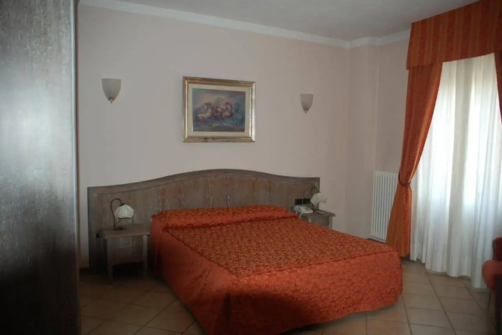 Room 6 of 14