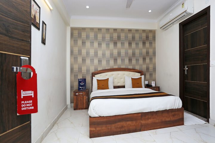 Room 8 of 12