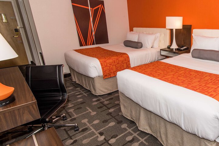 1 Queen Bed (8 of 16)