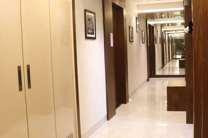 Ballroom/Hall 26 of 27