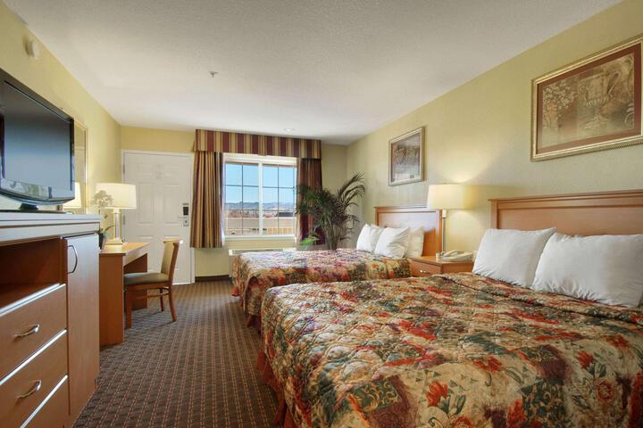 1 Queen Bed Accessible (2 of 8)
